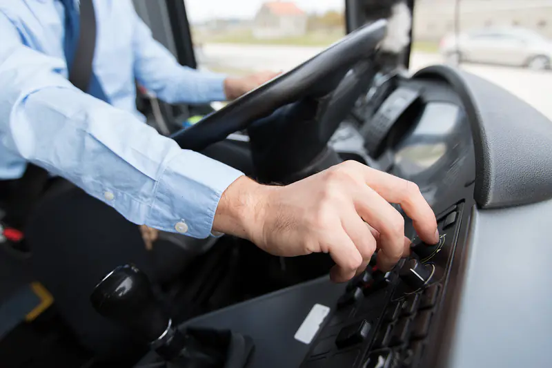 Busfahrer am Armaturenbrett eines Reisebusses